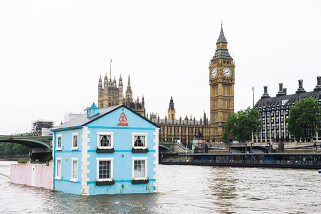 Floating House On The River Thames Floating House On The River Thames