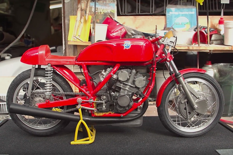 Uncrate Video Valentino Rossi Destroys Yamaha Motobot Uncrate Video Valentino Rossi Destroys Yamaha Motobot