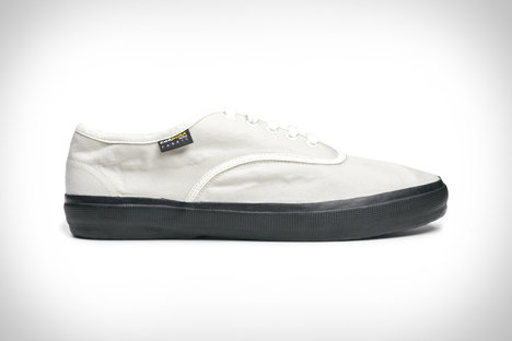 Reproducción de zapatillas de deporte de entrenador militar encontrado