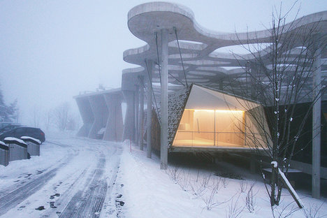 Abgehängte Waldhütte