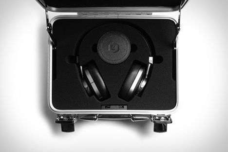 Master & Dynamic x Zero Halliburton MW60 Kit Master & Dynamic x Zero Halliburton MW60 Kit