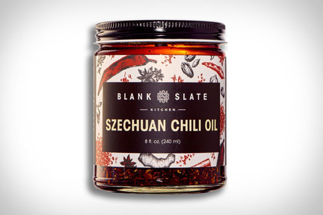 Aceite de chile szechuan de pizarra en blanco