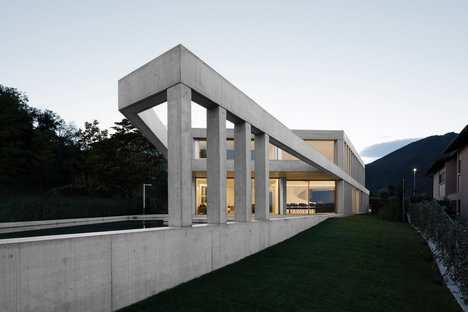 コマーノコンクリートヴィラ