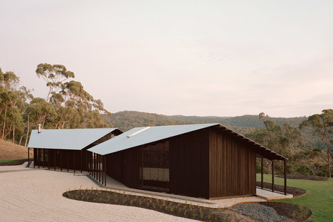 Maison à deux hangars