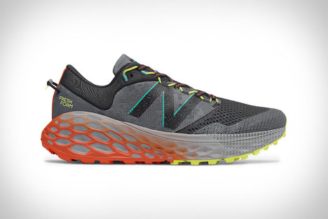 ニューバランスフレッシュフォームモアトレイルスニーカー