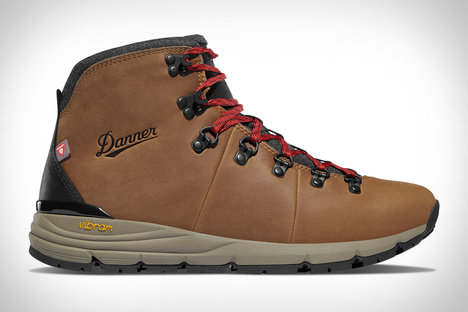 Danner Mountain 600 aislado