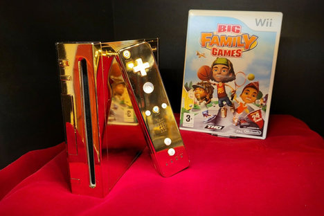 Queen Elizabeth II's 24 Karat Gold Nintendo Wii Queen Elizabeth II's 24 Karat Gold Nintendo Wii