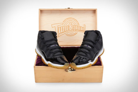 迈克尔乔丹的签名 Space Jam 运动鞋