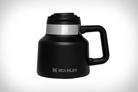 Stanley hart, um Admirals Tasse zu kippen