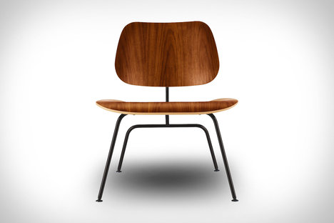 Sillón Eames de madera contrachapada moldeada con base de metal