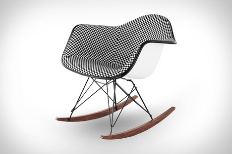 Sillón Eames tapizado de plástico moldeado con base mecedora