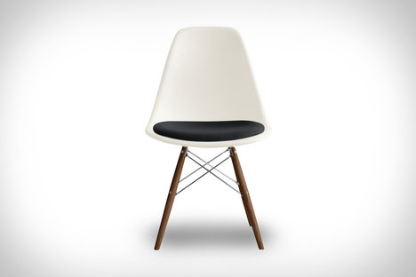 Silla lateral de plástico moldeado con asiento tapizado Eames