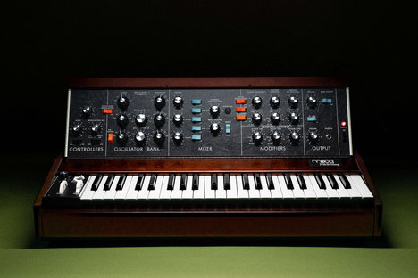 Moog Minimoog Model D Synthesizer Moog Minimoog Model D Synthesizer