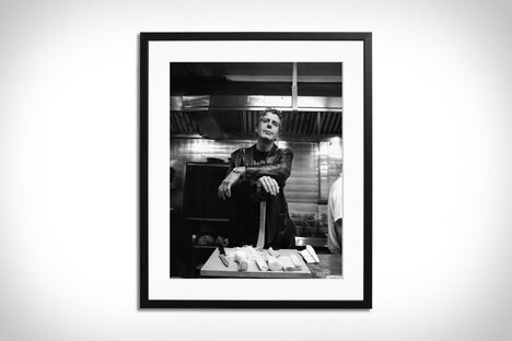 Lámina enmarcada Anthony Bourdain en la cocina