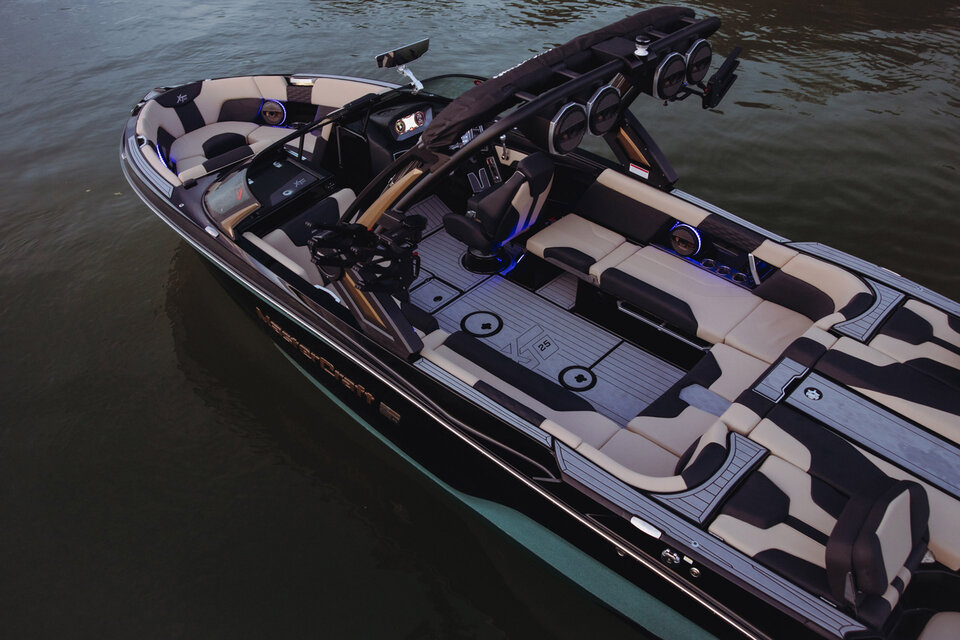 2024 年 MasterCraft XT25 尾波艇 | Uncrate