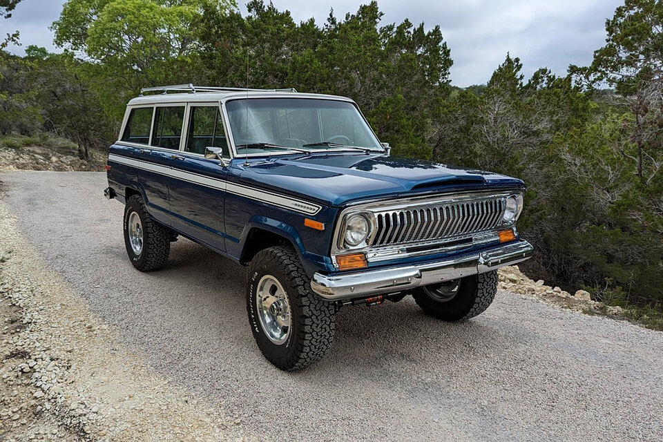 ヴィジランテ 4x4 1977 ジープ チェロキー S レストモッド | Uncrate