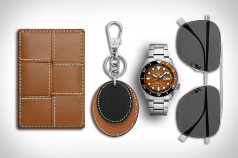 日常携带：黑色和棕褐色