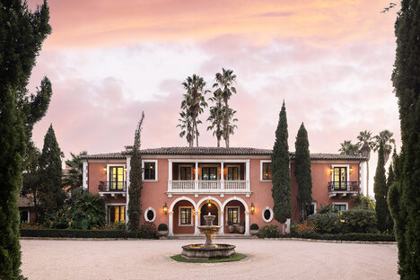 Anwesen mit tanzendem Pferd