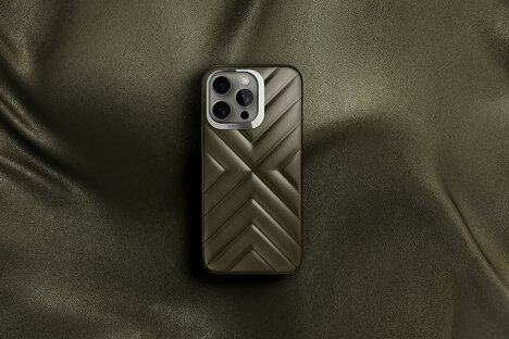 Funda acolchada para iPhone 15 Pro de Label Noir