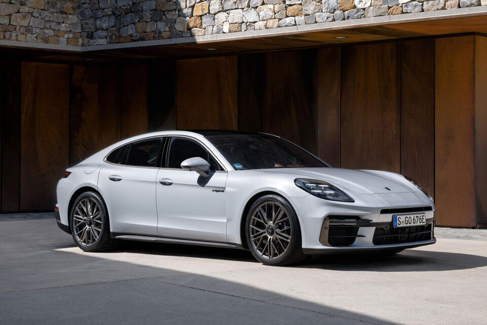 2025 ポルシェ パナメーラ ターボ S E-ハイブリッド | Uncrate