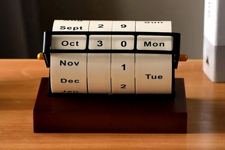 Rotating Wheel Retro Wooden Calendar