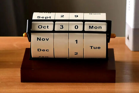 Rotating Wheel Retro Wooden Calendar Rotating Wheel Retro Wooden Calendar