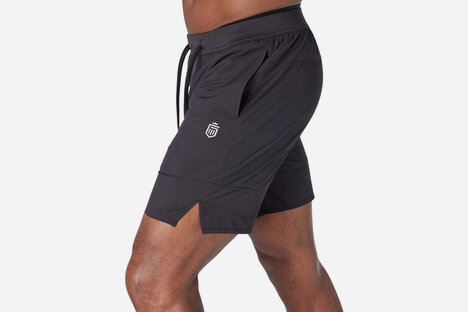 La grandeur remporte des shorts d'entraînement