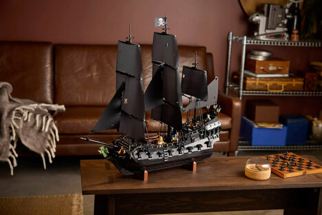LEGO Pirates of the Caribbean Black Pearl Pirate Ship LEGO Pirates of the Caribbean Black Pearl Pirate Ship