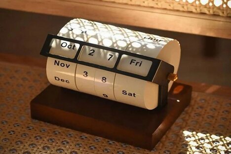 Rotating Wheel Retro Wooden Calendar