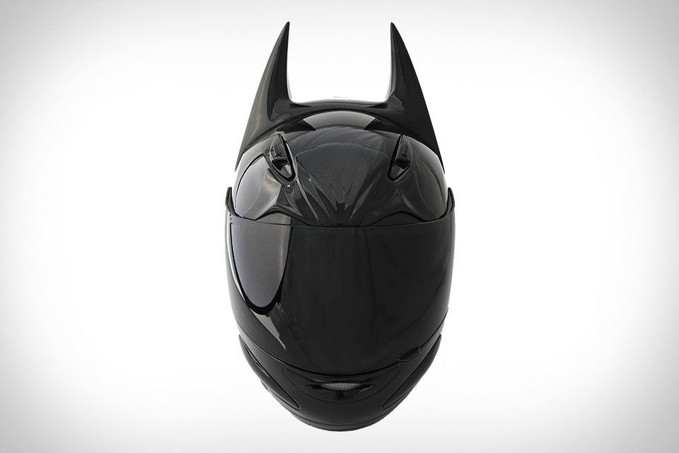 Темный мотоциклетный шлем