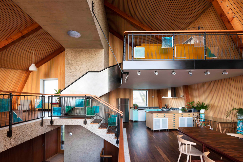 The Houseboat Uncrate