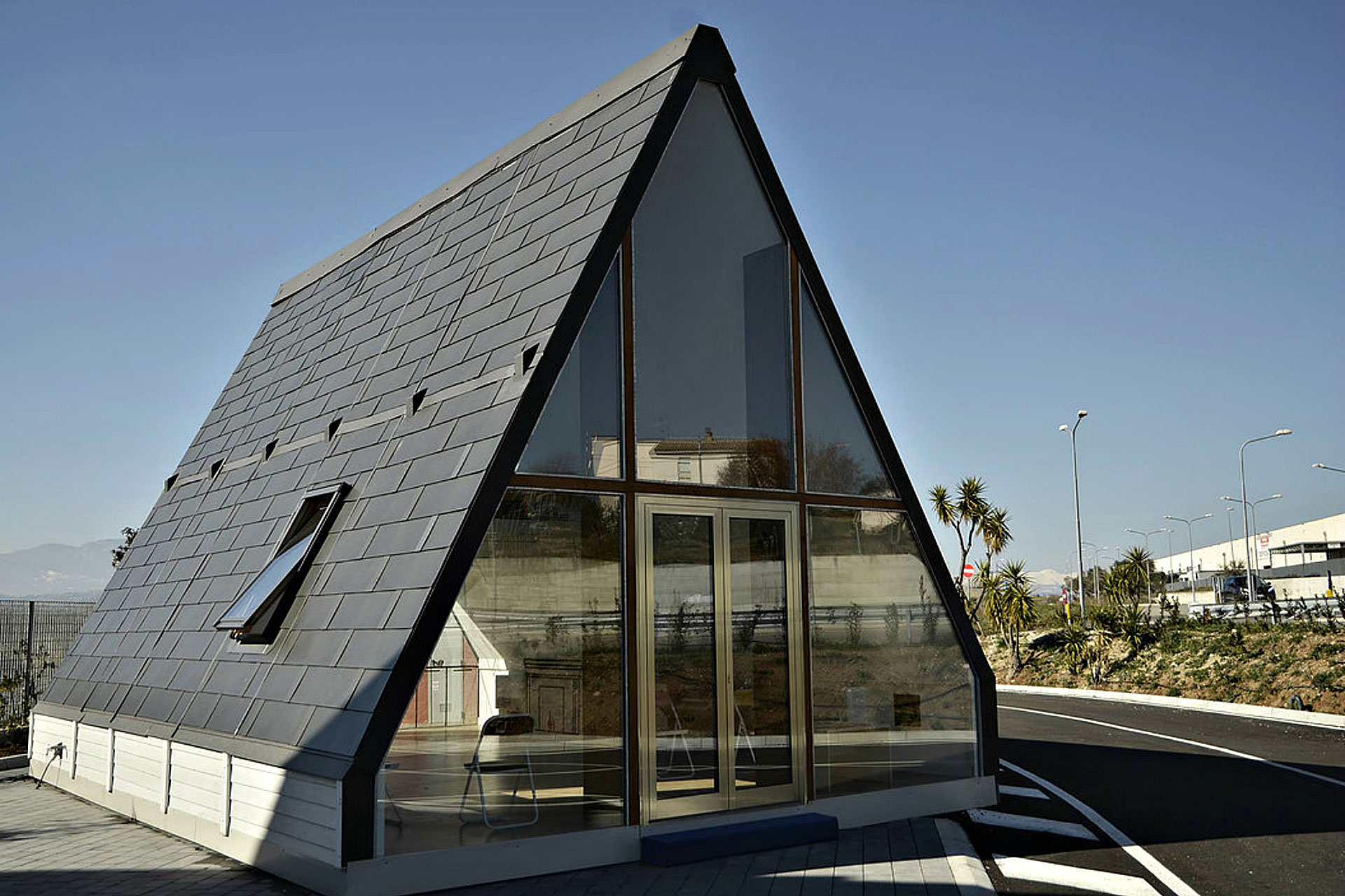 Собранный дом цена. Современный быстровозводимый дом. Складной дом. Здание с треугольной крышей. Домик с треугольной крышей.