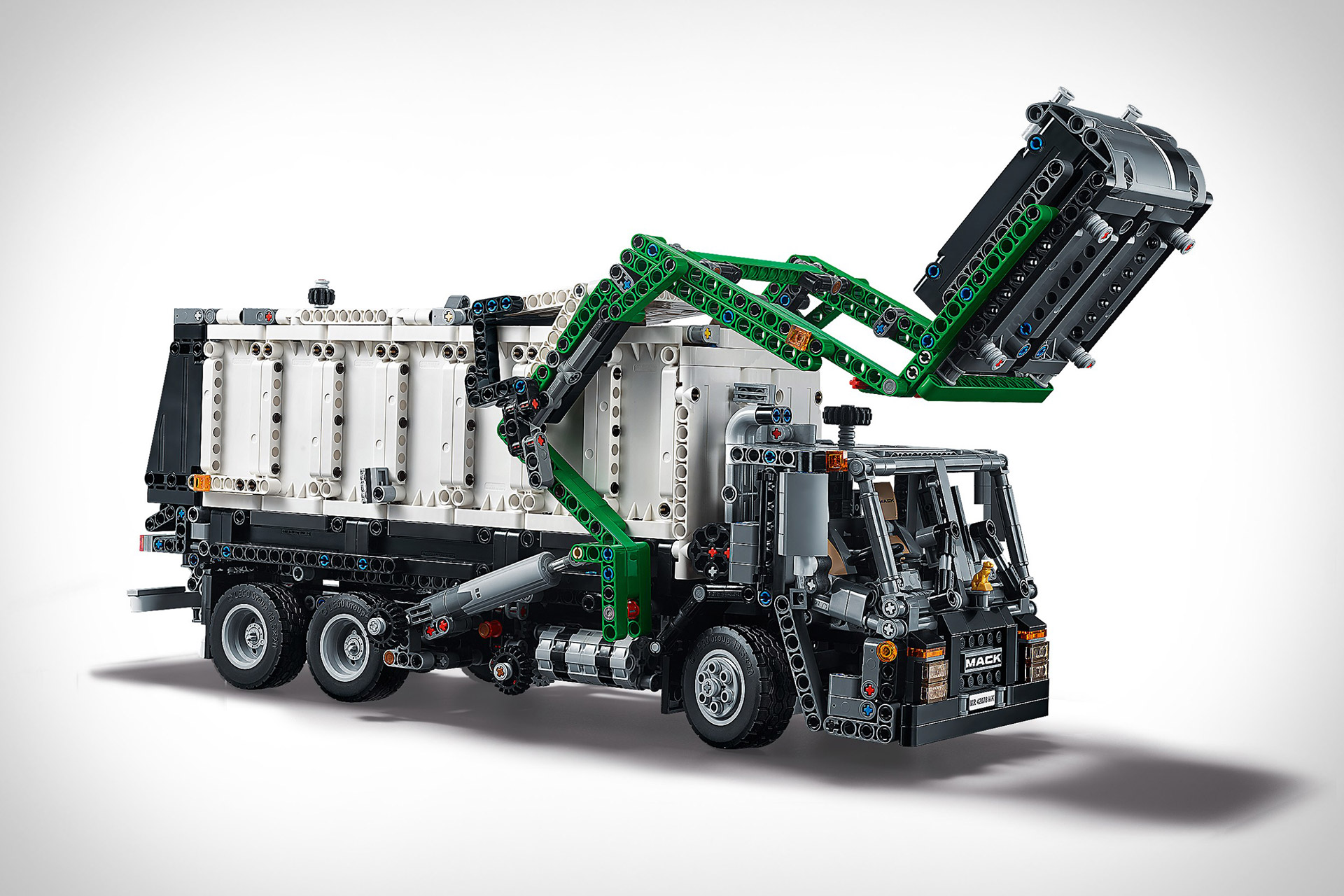Lego Technic 2 in 1 Mack Truck Uncrate Lego Technic 2 in 1 Mack Truck Uncrate