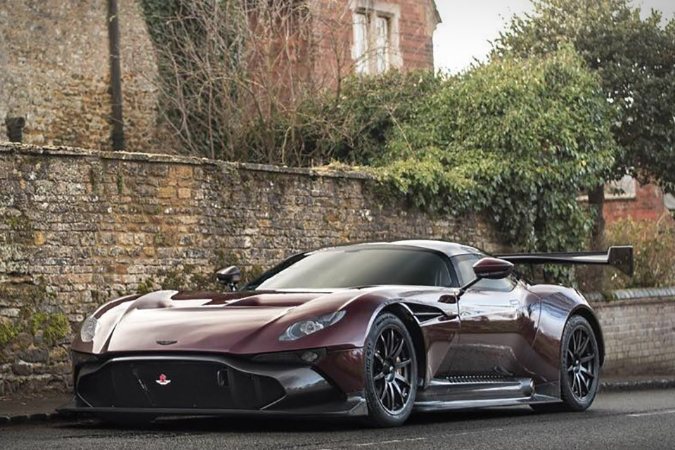 Straßenzugelassener Aston Martin Vulcan