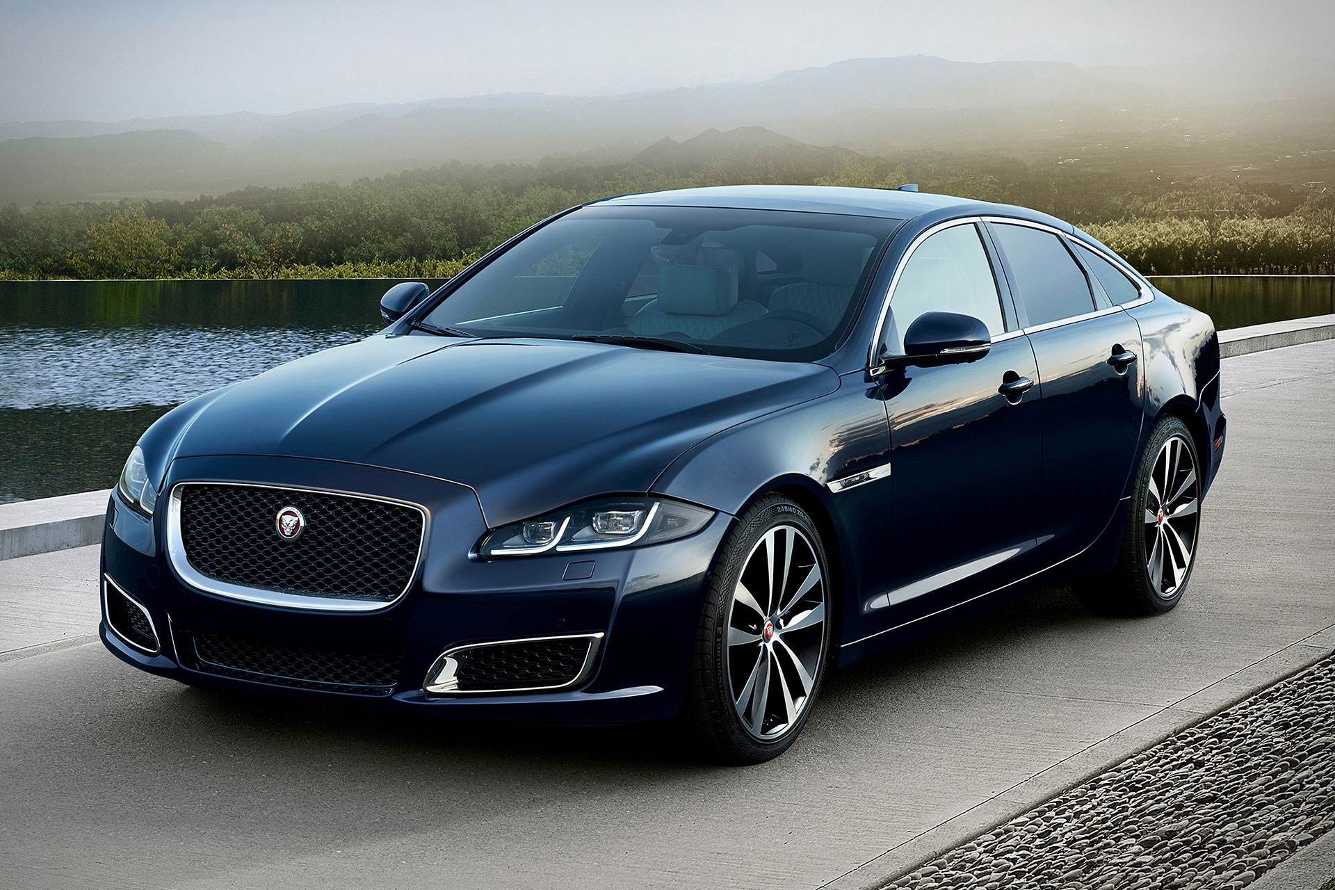 Седан Ягуар XJ50 2019 года