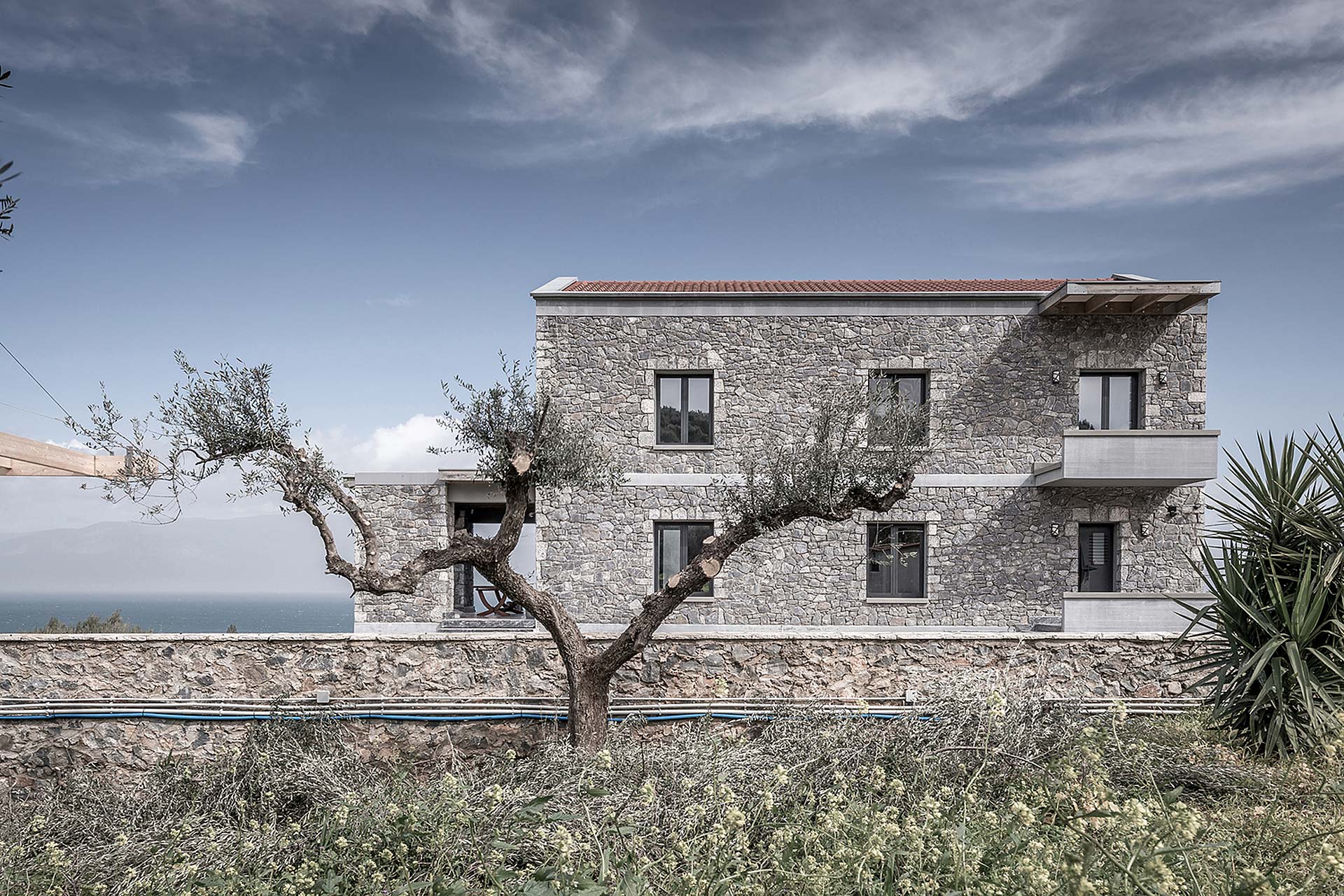 Оливково-каменная резиденция