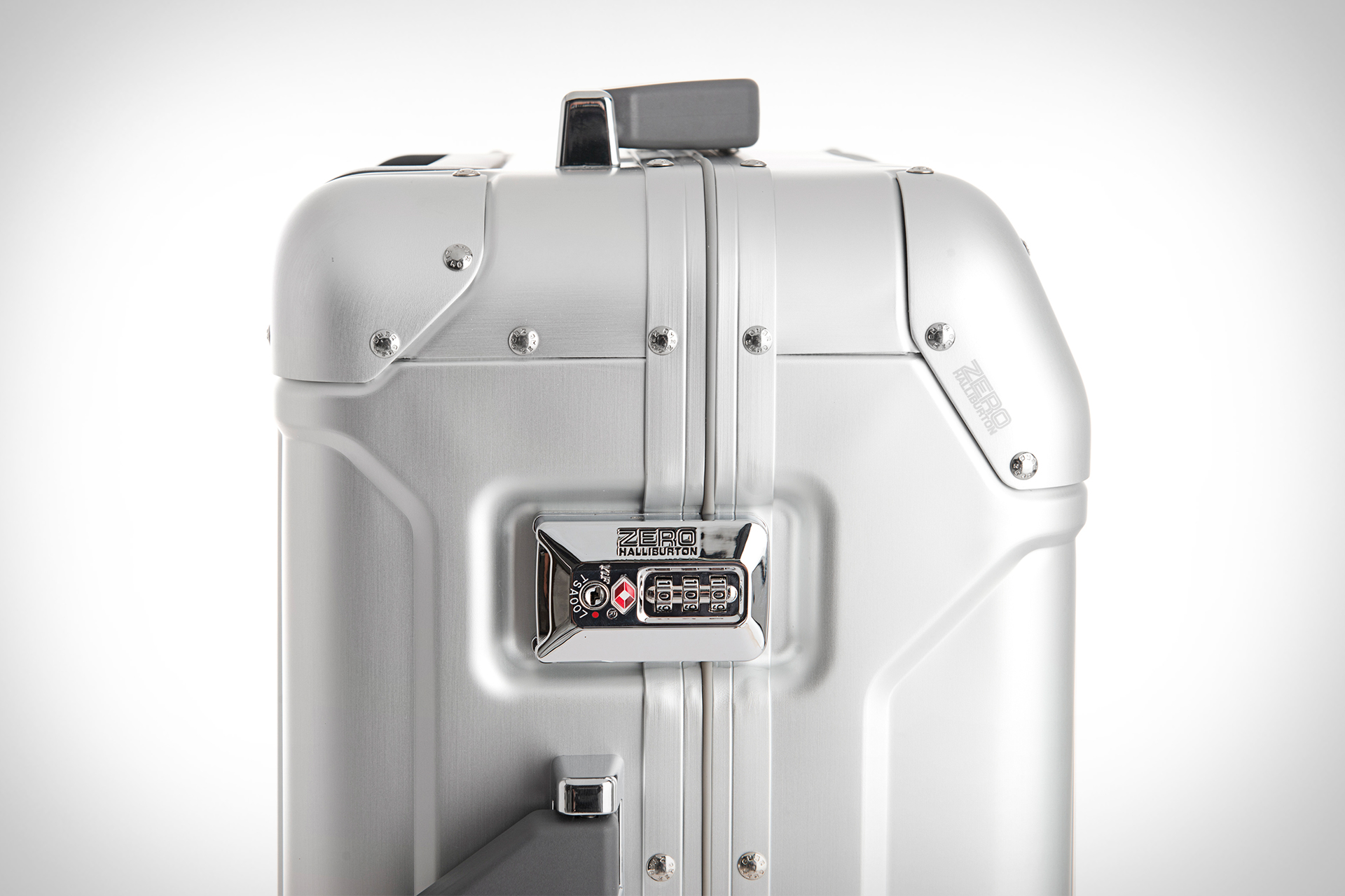 Zero Halliburton Geo Aluminum CarryOn Uncrate