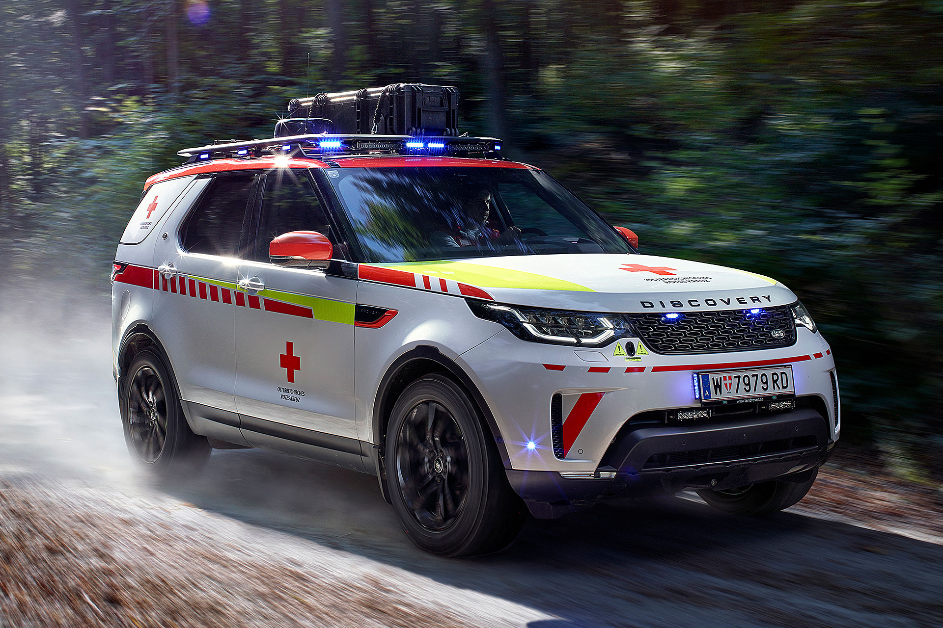 Автомобиль экстренного реагирования Land Rover x Red Cross Discovery