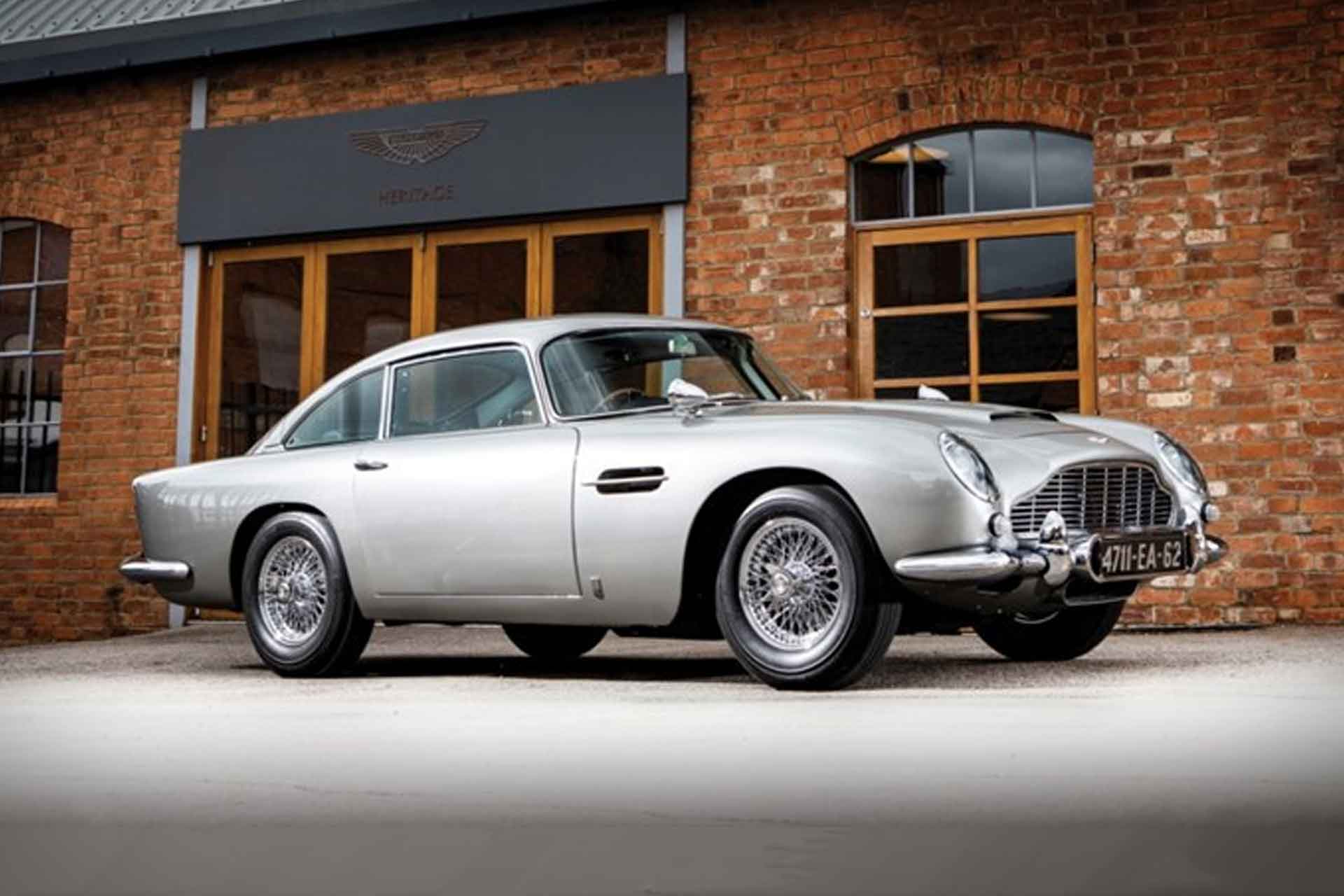Автомобиль Aston Martin DB5 007 Бонда 1965 года