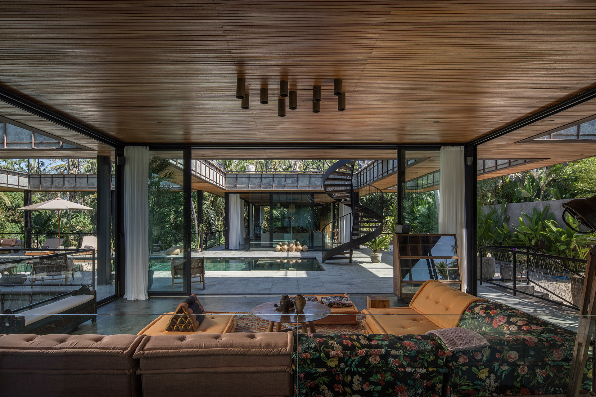 ボンドハウス Uncrate