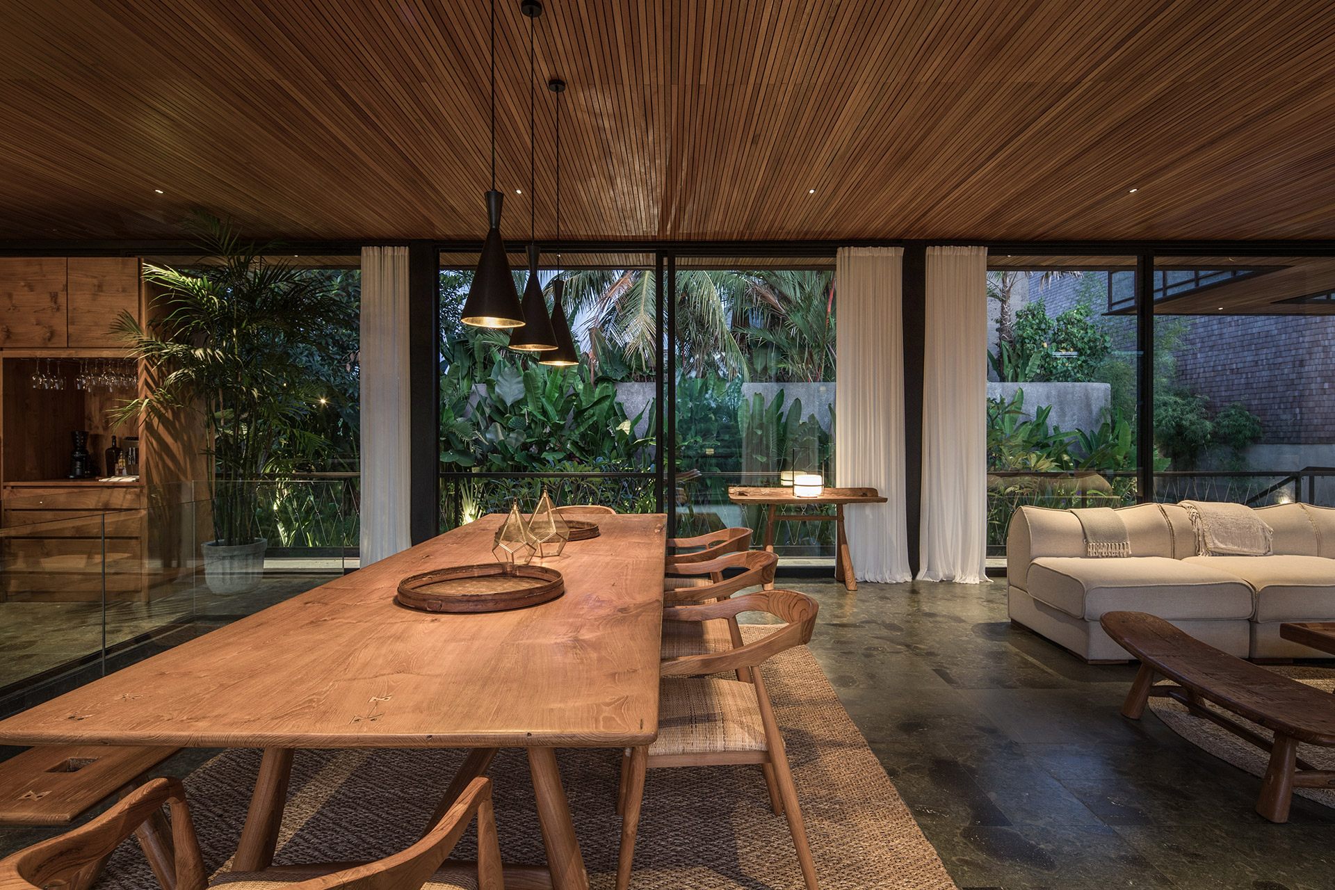 ボンドハウス Uncrate