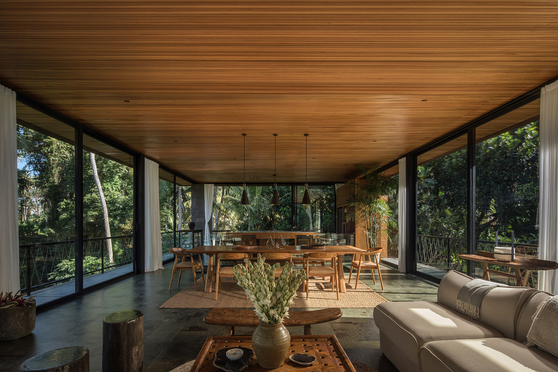 ボンドハウス Uncrate