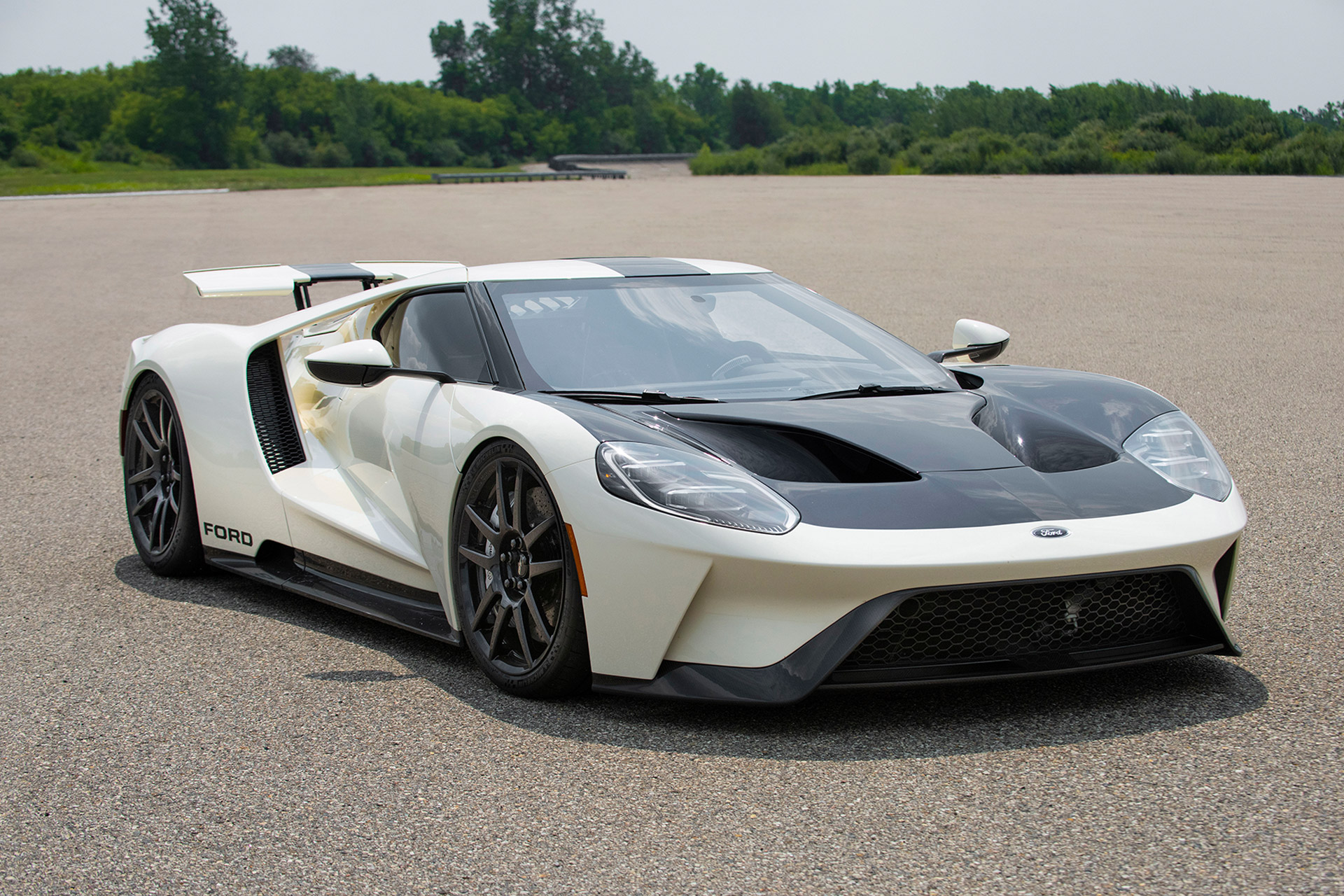 Купе Ford GT Heritage Edition 2022 года