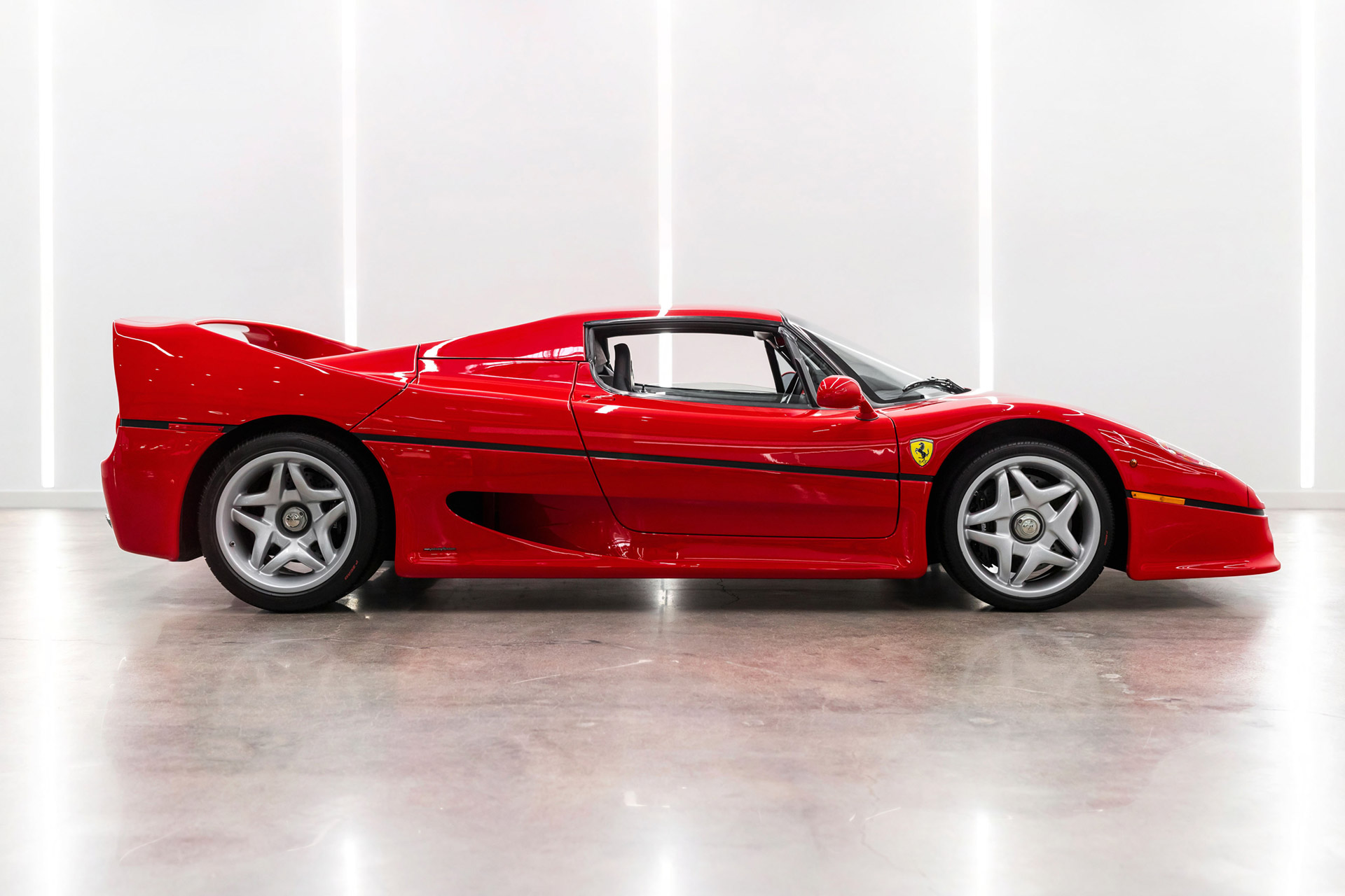 フェラーリF50レッド This Mint-Condition 1996 Ferrari F50 Could Be Yours for $4