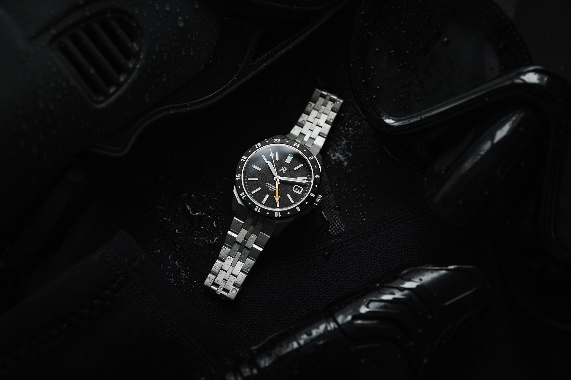 RZE Ascentus GMT Watch | Uncrate