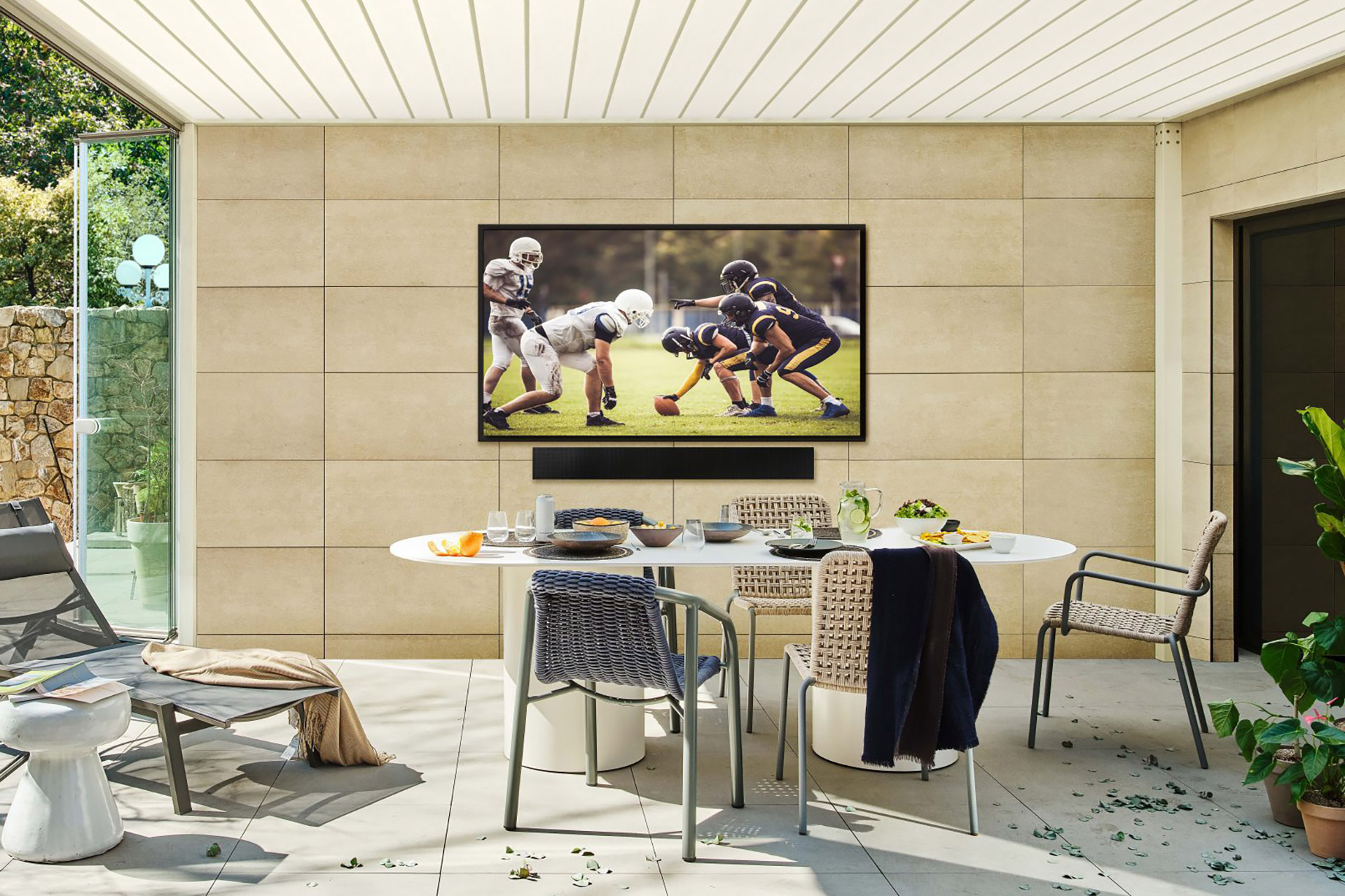 Уличный телевизор Samsung Terrace Full Sun с диагональю 85 дюймов
