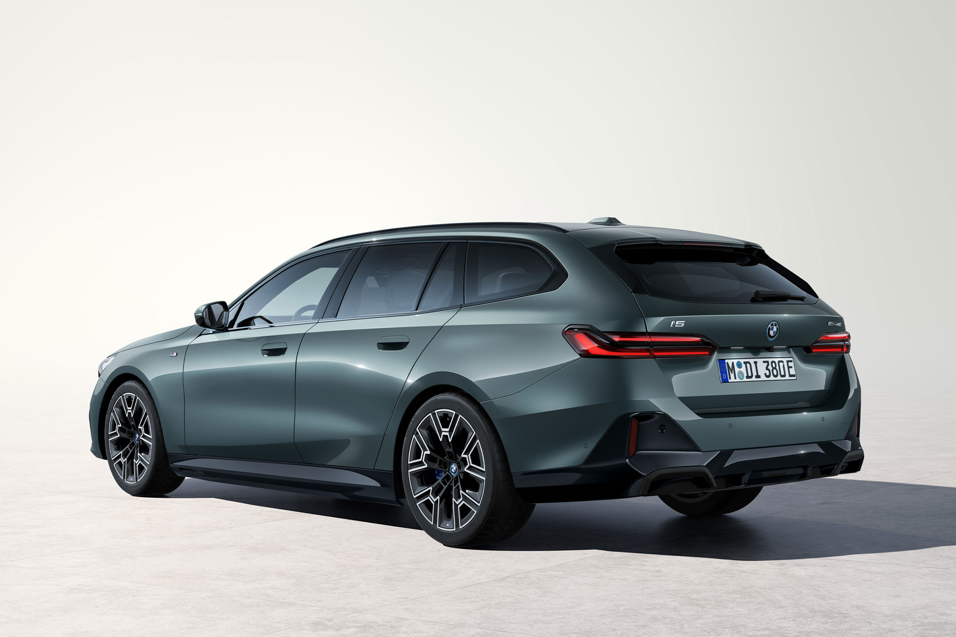 2025 BMW 5 Series Touring Uncrate 2025 BMW 5 Series Touring Uncrate