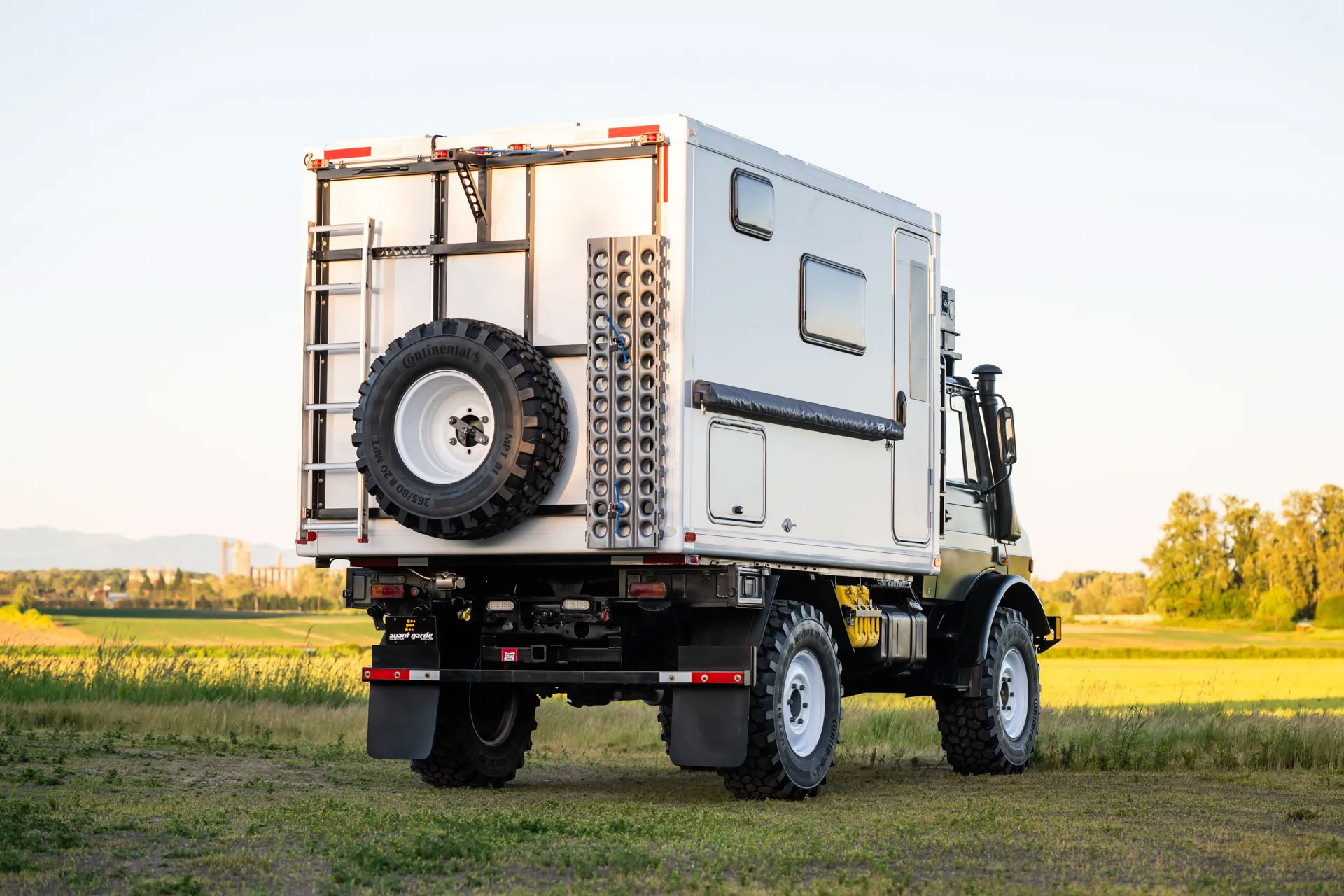 1987 メルセデスベンツ ウニモグ U1300L キャンピングカー | Uncrate
