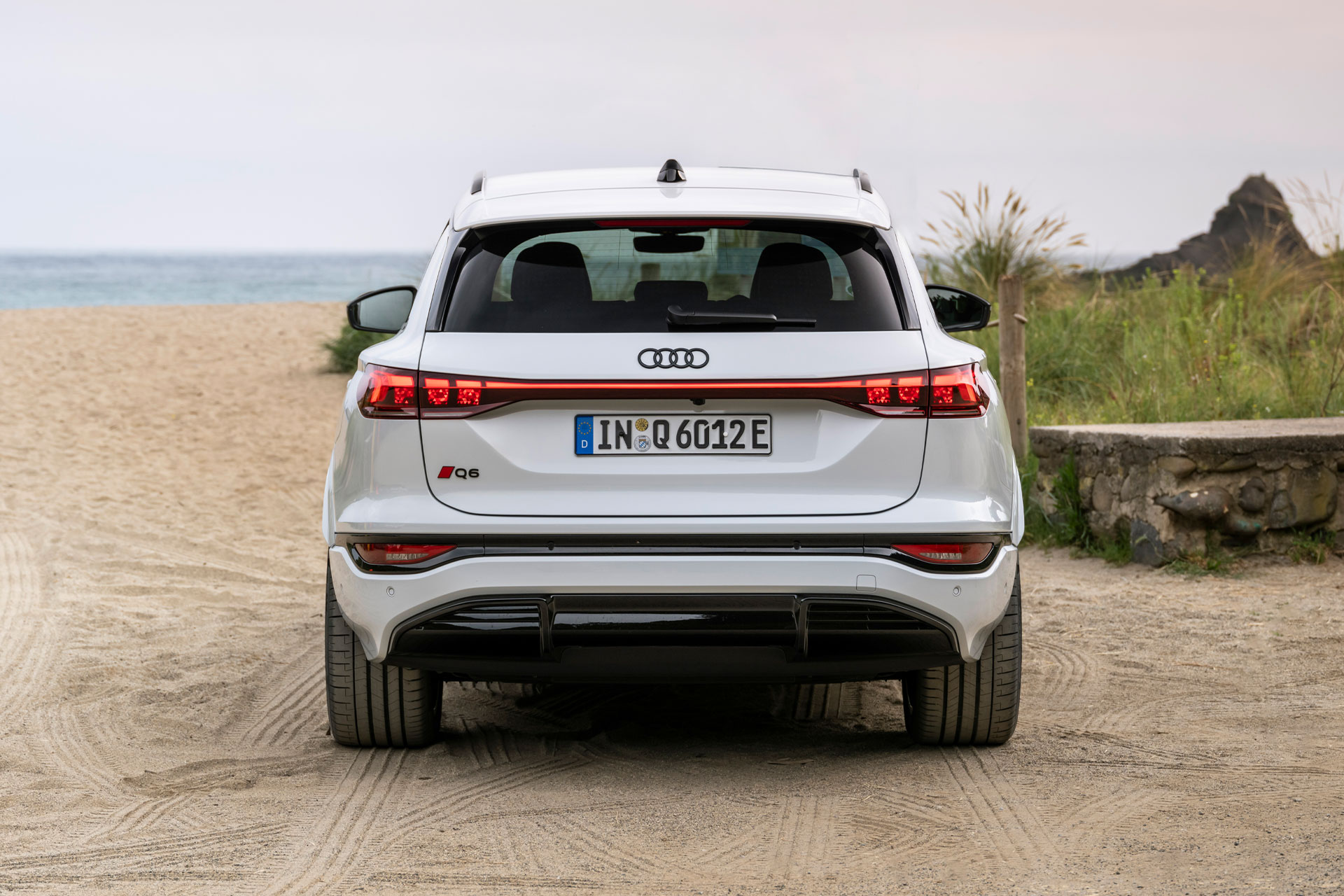 Amazon | △超希少！白！AUDI 特注！1/18 アウディ NEW Q6 SUV