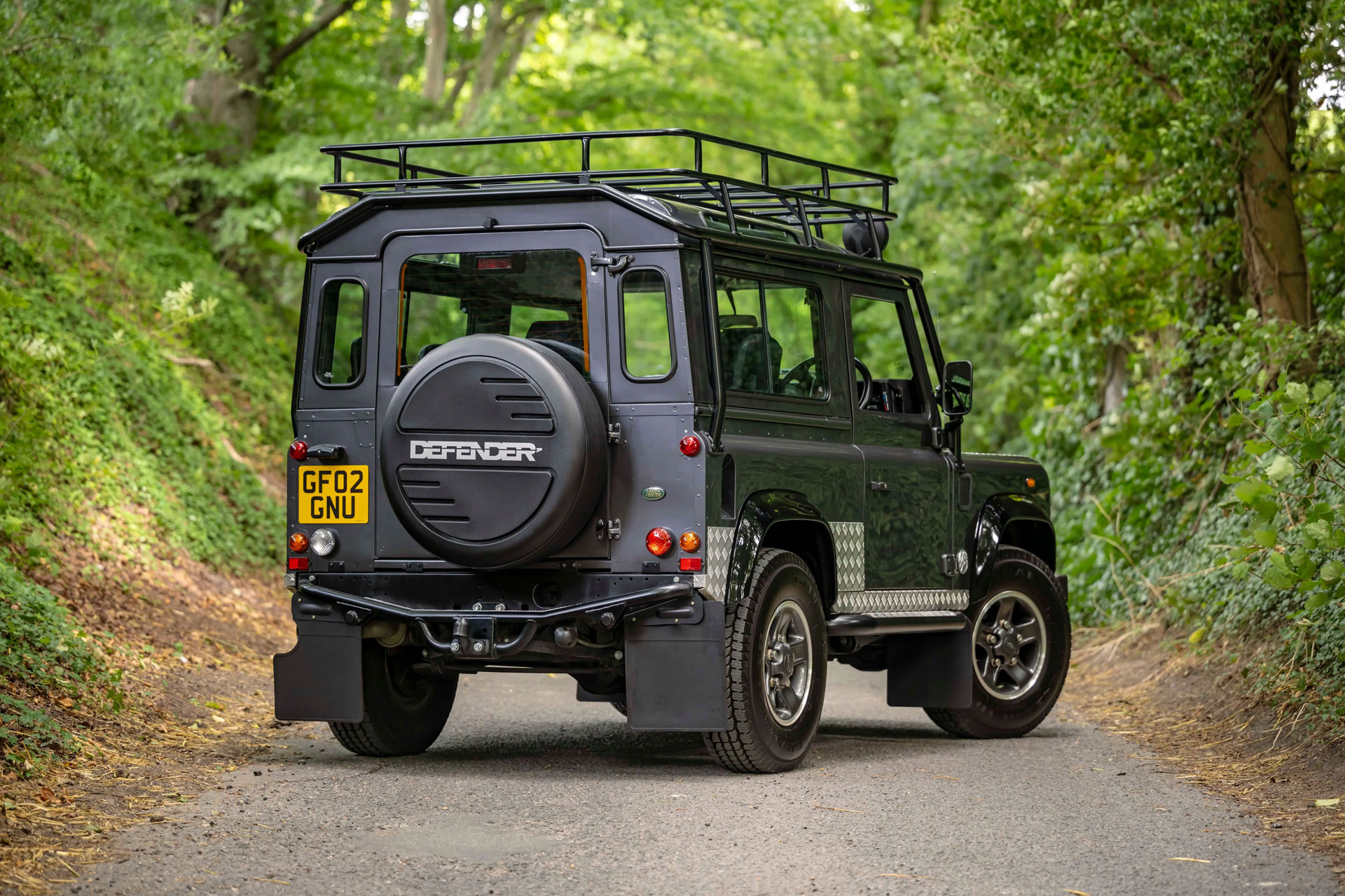 2002 ランドローバー ディフェンダー 90 TD5 トゥームレイダー | Uncrate